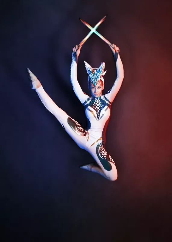 Tereza Adamusová v akrobatické póze a modrém futuristickém Alien kostýmu.