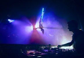 Světelný aerial hoop